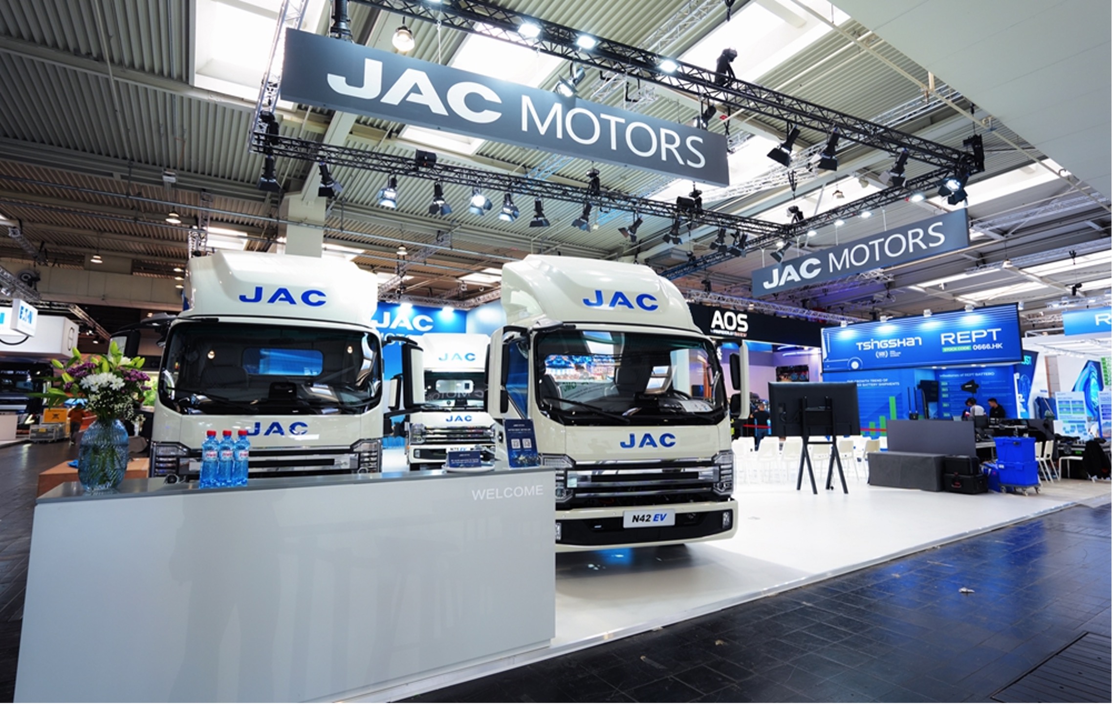 три нові електричні комерційні транспортні засоби