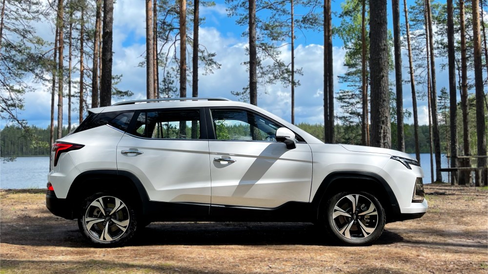 JAC JS4 яскравий та стильний автомобіль