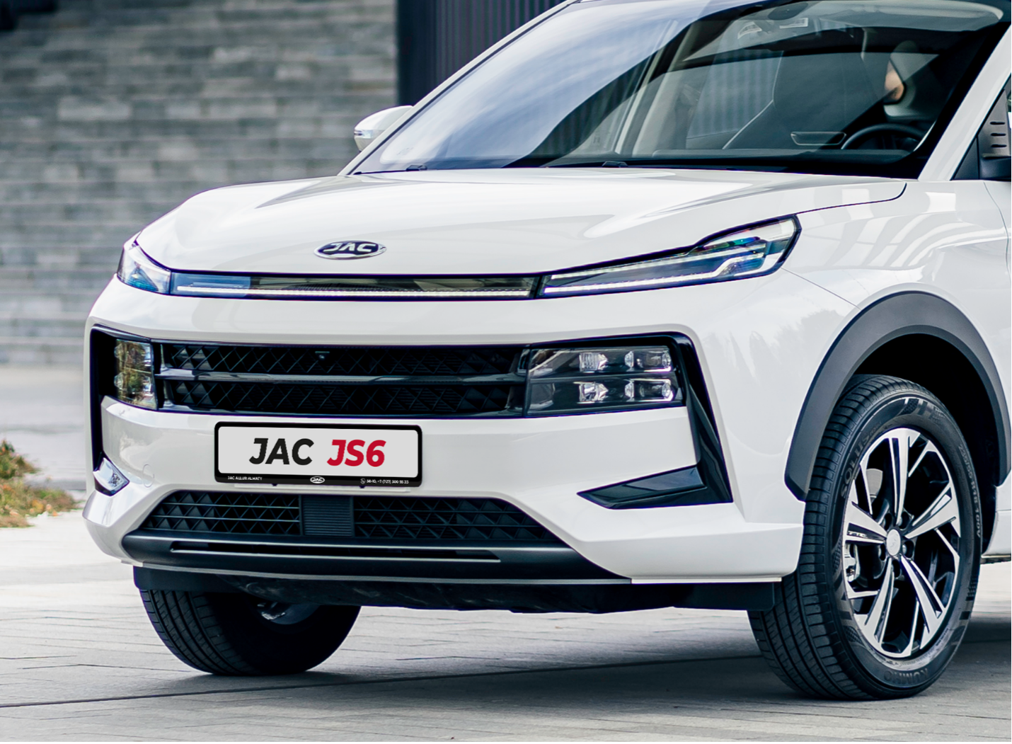 led-оптика по обидва боки від решітки радіатора.