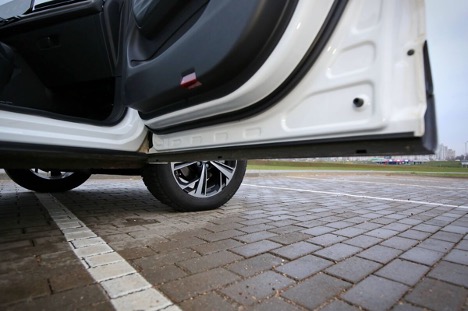 практичні пластикові накладки на нижній частині дверей автомобіля