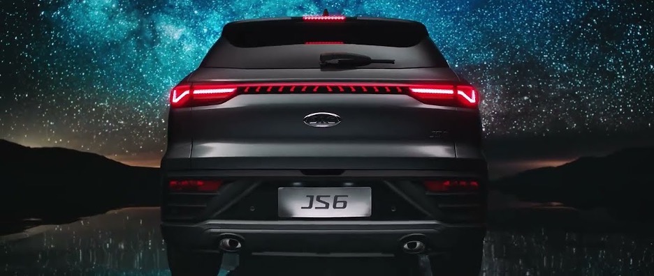 Завдяки досить широкій світлодіодній задній полосі автомобіль дуже гарно видно вночі